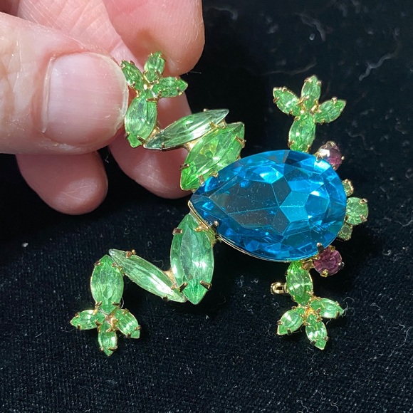 Colorful vintage Frog Brooch with Blue and Green crystals - Picture 7 of 10